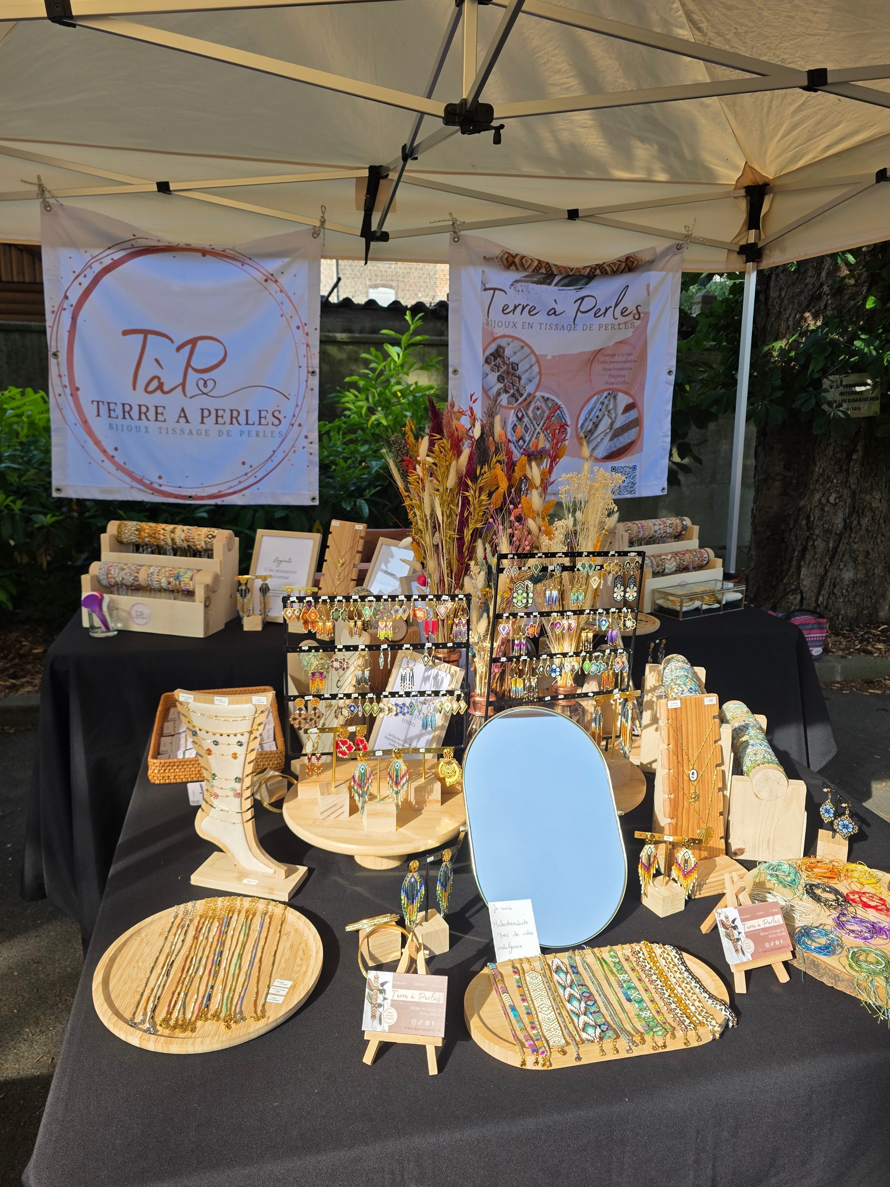 terre à perles, stand de bijoux en tissage de perles, bijoux créateurs artisanaux, sous le soleil