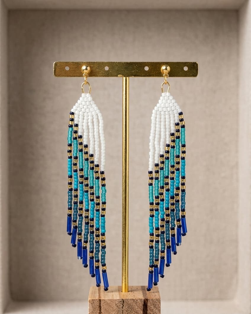 Boucles d'oreilles ailes longues franges perles de verre dégradé blanc, turquoise et bleu, détail acier inoxydable doré - Terre à Perles