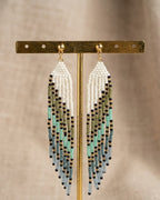 Boucles d'oreilles ailes longues franges perles de verre blanc, kaki et vert d'eau, détail acier inoxydable doré - Terre à Perles