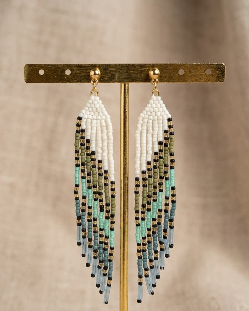 Boucles d'oreilles ailes longues franges perles de verre blanc, kaki et vert d'eau, détail acier inoxydable doré - Terre à Perles