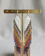 Boucles d'oreilles ailes longues franges perles de verre blanc, orange, terracotta et violet, détail acier inoxydable doré - Terre à Perles