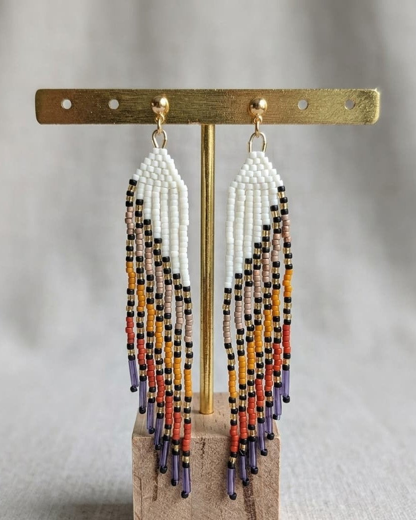 Boucles d'oreilles ailes longues franges perles de verre blanc, orange, terracotta et violet, détail acier inoxydable doré - Terre à Perles