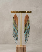 Boucles d'oreilles ailes longues franges perles de verre cuivre, vert et bleu, détail acier inoxydable doré - Terre à Perles