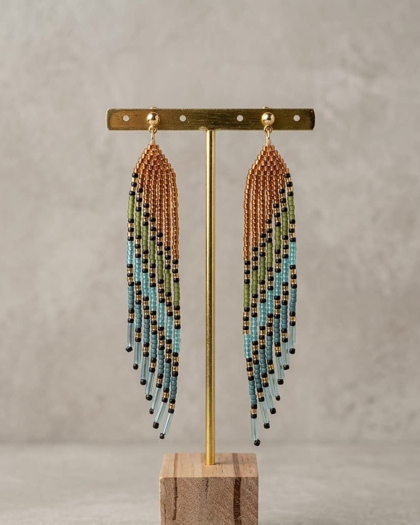 Boucles d'oreilles ailes longues franges perles de verre cuivre, vert et bleu, détail acier inoxydable doré - Terre à Perles
