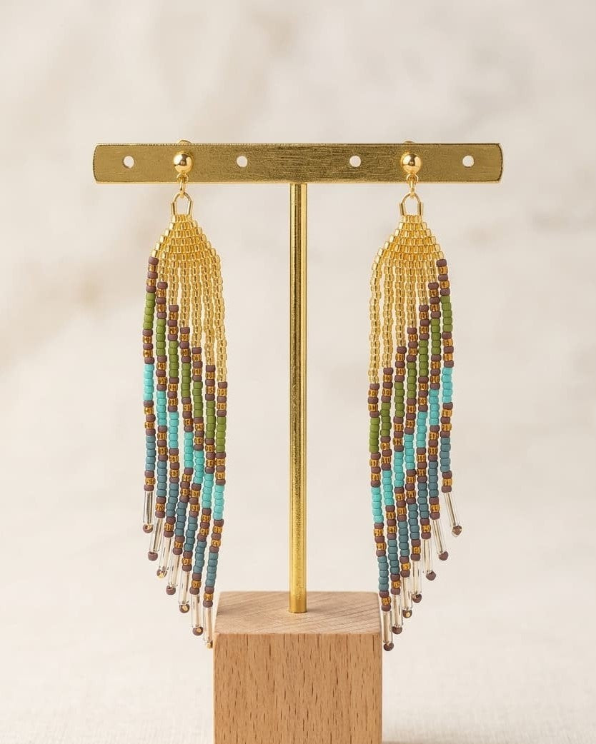 Boucles d'oreilles ailes longues franges perles de verre doré, turquoise et marron, détail acier inoxydable doré - Terre à Perles