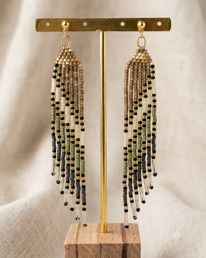 Boucles d'oreilles ailes longues franges perles de verre taupe, kaki et noir, détail acier inoxydable doré - Terre à Perles
