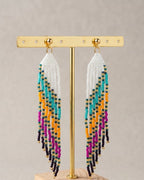 Boucles d'oreilles ailes longues franges perles de verre blanc, turquoise, orange et fuchsia, détail acier inoxydable doré - Terre à Perles