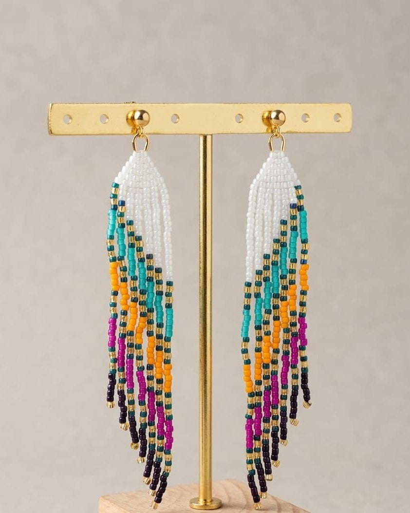 Boucles d'oreilles ailes longues franges perles de verre blanc, turquoise, orange et fuchsia, détail acier inoxydable doré - Terre à Perles