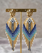 Boucles d'oreilles Fantasia Bleu Lagon pendantes, perles bleu marine et turquoise, finition acier inoxydable doré - Terre à Perles.