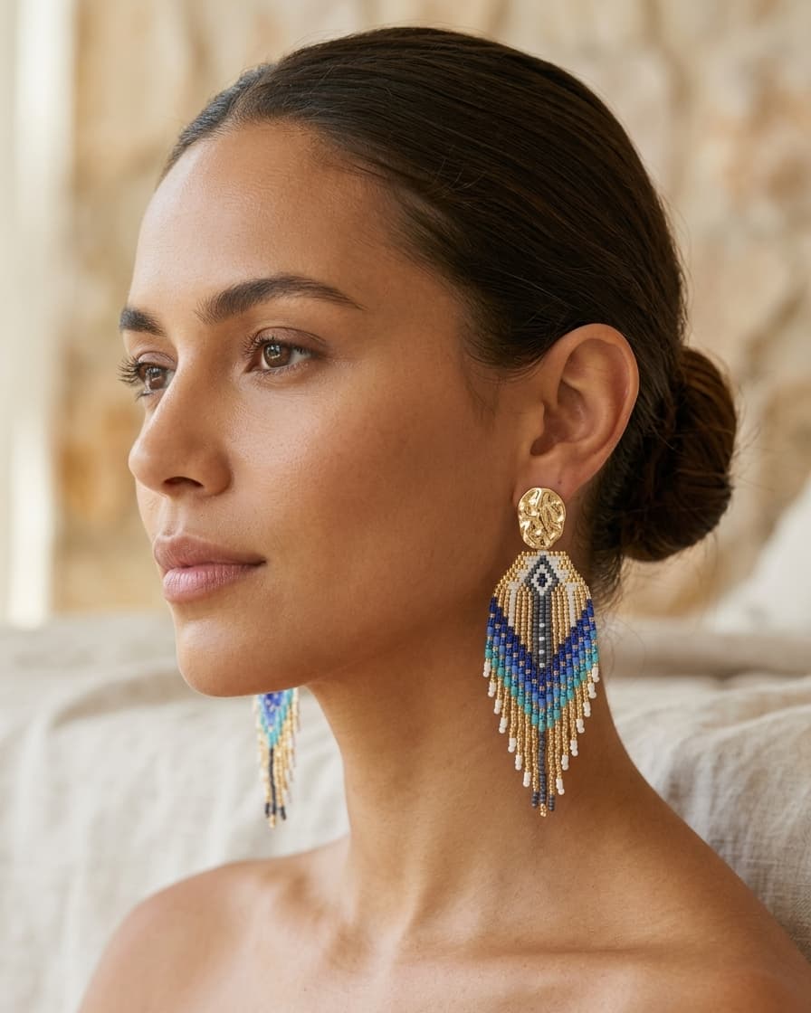 Boucles d'oreilles Fantasia Bleu Lagon portées, perles bleu marine et turquoise, finition acier inoxydable doré - Terre à Perles.