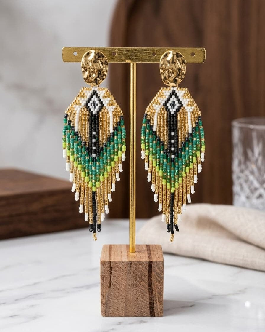 Boucles d'oreilles Fantasia Émeraude pendantes, perles vertes et noires, finition acier inoxydable doré - Terre à Perles.