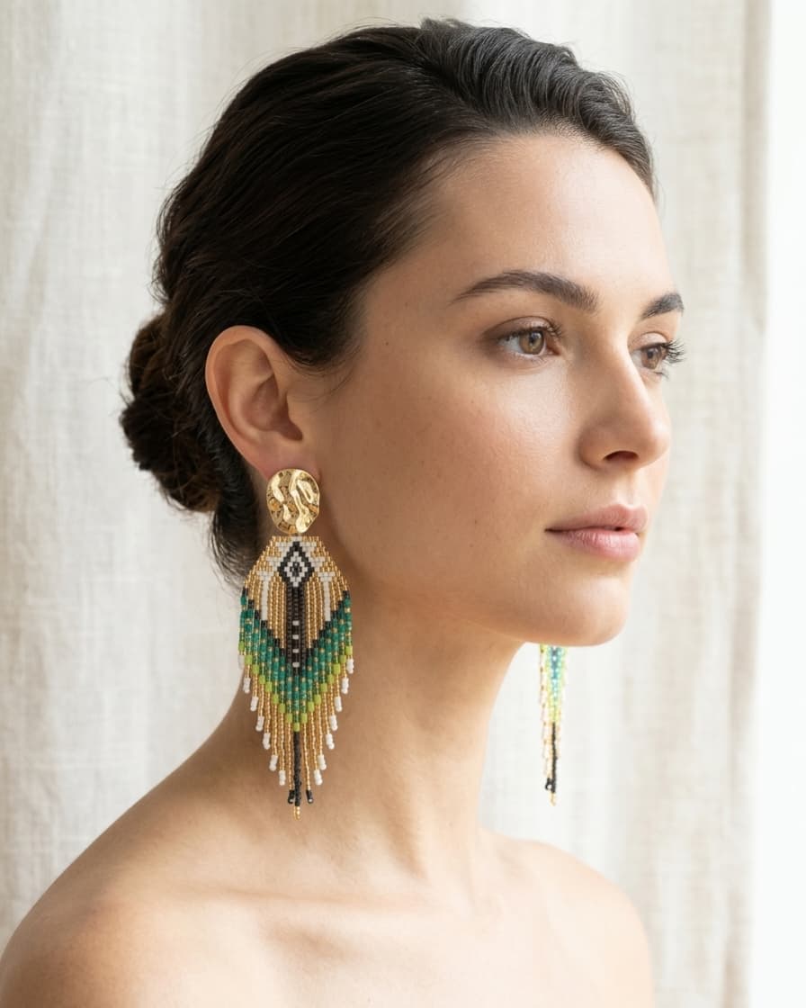 Boucles d'oreilles Fantasia Émeraude portées, perles vertes et noires, finition acier inoxydable doré - Terre à Perles.