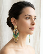 Boucles d'oreilles Fantasia Émeraude portées, perles vertes et noires, finition acier inoxydable doré - Terre à Perles.