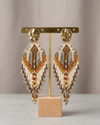 Boucles d'oreilles Fantasia pendantes perles de verre motif losange blanc, marron et ambre, puce acier inoxydable doré - Terre à Perles