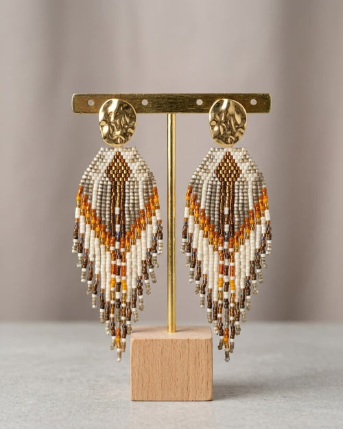 Boucles d'oreilles Fantasia pendantes perles de verre motif losange blanc, marron et ambre, puce acier inoxydable doré - Terre à Perles