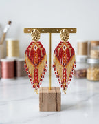 Boucles d'oreilles Fantasia pendantes perles de verre motif losange rouge, orange et doré, puce acier inoxydable doré - Terre à Perles