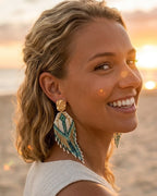 Boucles d'oreilles Fantasia perles de verre vert et doré, portées, puce acier inoxydable doré - Terre à Perles