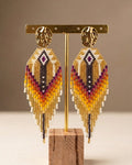 Boucles d'oreilles Fantasia Sunshine pendantes, perles moutarde, prune et ivoire, finition acier inoxydable doré - Terre à Perles.