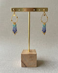 Boucles d'oreilles à franges Bleu Lagon, perles dégradées turquoise et bleu, finition acier inoxydable doré - Terre à Perles.