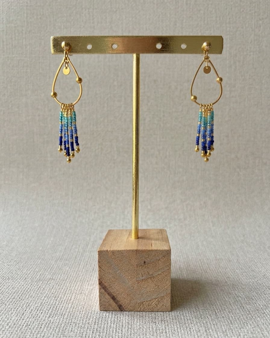 Boucles d'oreilles à franges Bleu Lagon, perles dégradées turquoise et bleu, finition acier inoxydable doré - Terre à Perles.