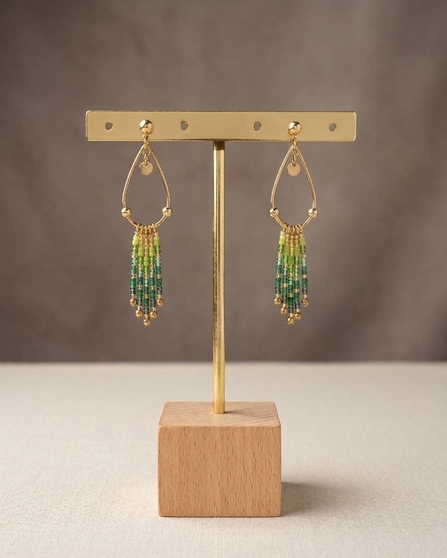 Boucles d'oreilles à franges Émeraude, perles dégradées vertes, finition acier inoxydable doré - Terre à Perles.