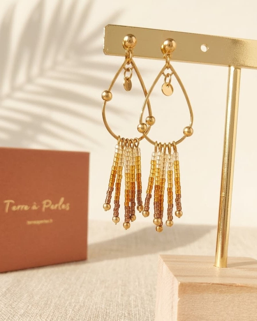 Boucles d'oreilles à franges perles de verre dégradé ambre et doré, acier inoxydable doré - Terre à Perles