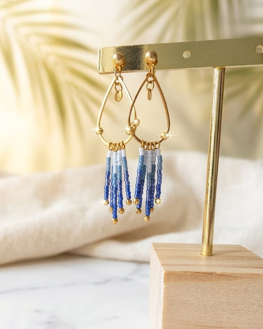 Boucles d'oreilles à franges perles de verre dégradé bleu et blanc, acier inoxydable doré - Terre à Perles