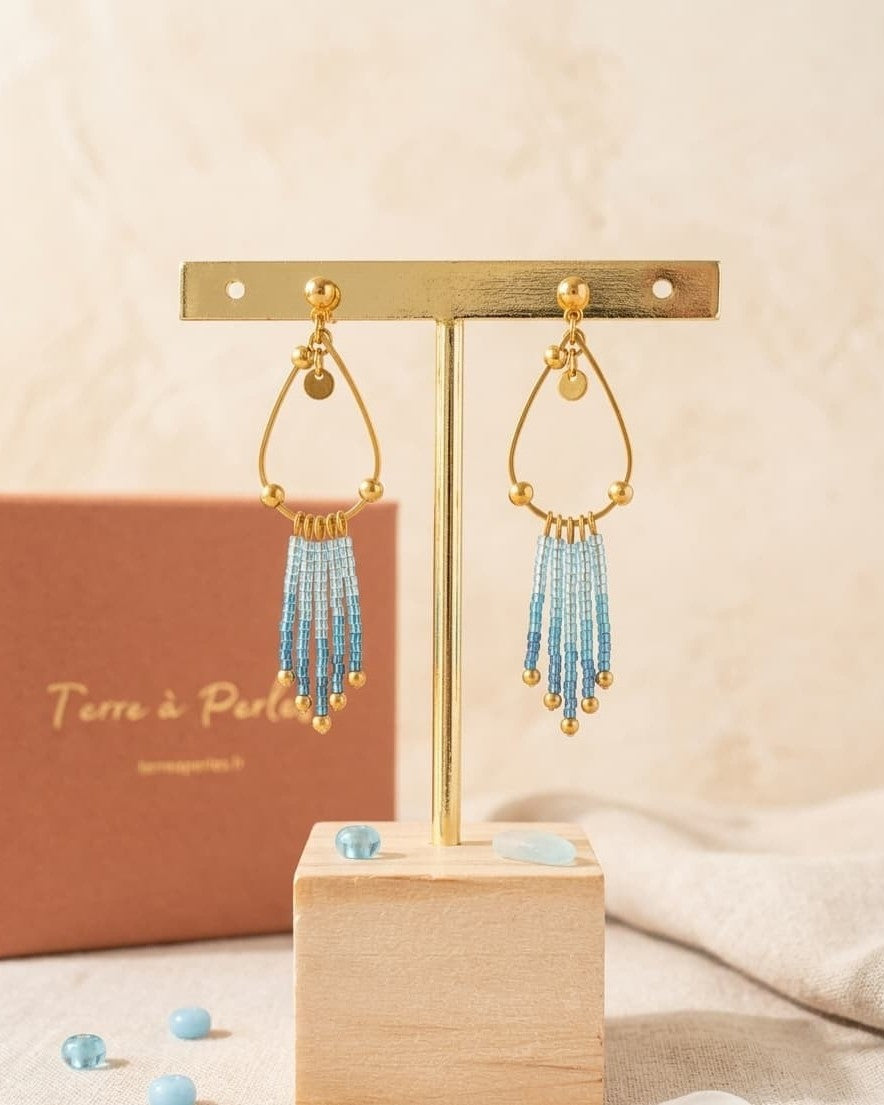 Boucles d'oreilles à franges perles de verre dégradé bleu ciel, acier inoxydable doré - Terre à Perles