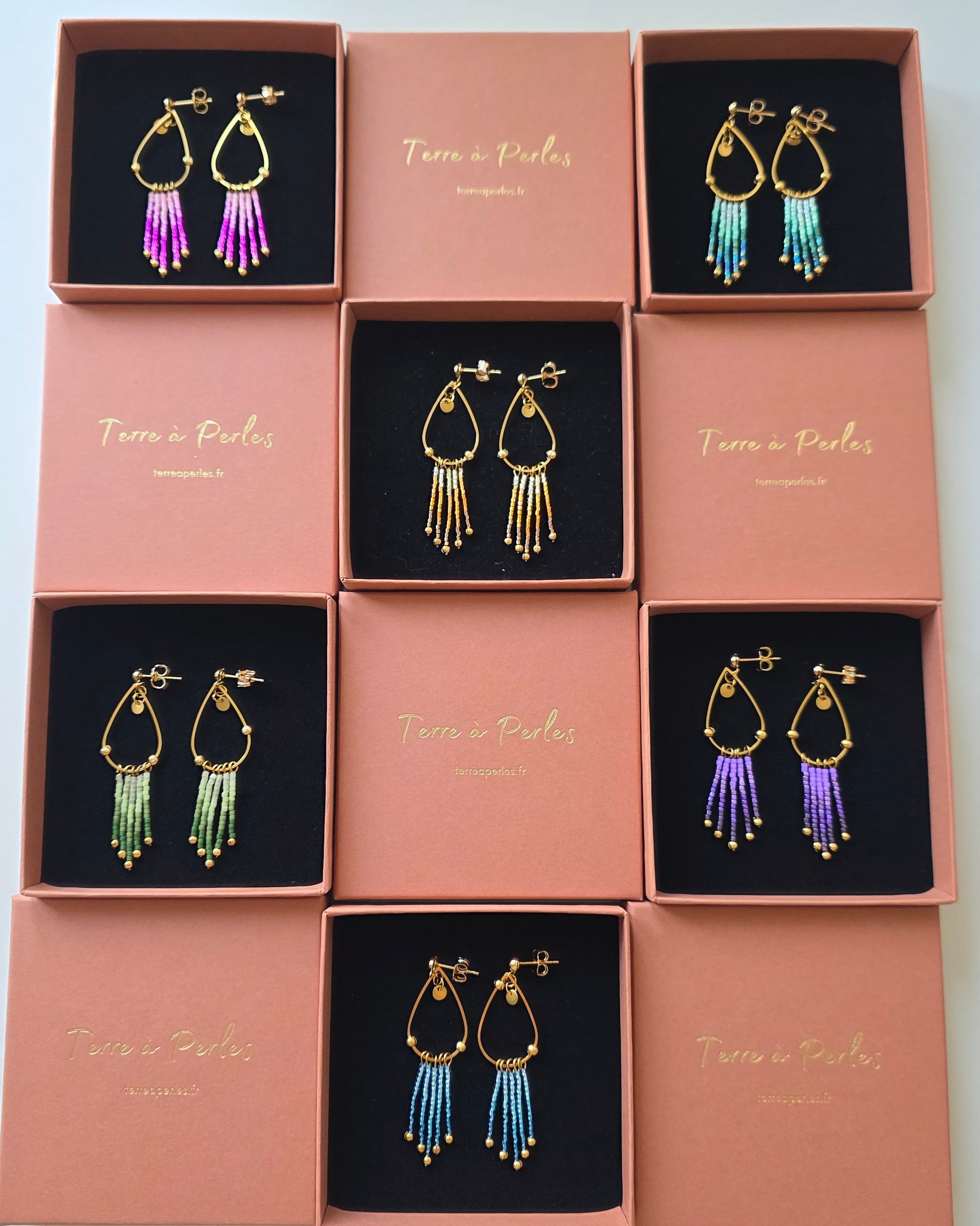 Collection de boucles d'oreilles à franges en perles de verre colorées, coffrets acier inoxydable doré - Terre à Perles