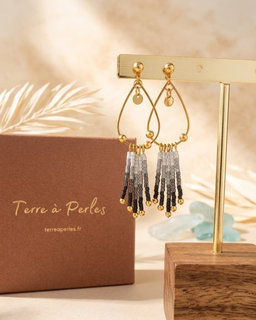 Boucles d'oreilles à franges perles de verre dégradé gris et noir, acier inoxydable doré - Terre à Perles