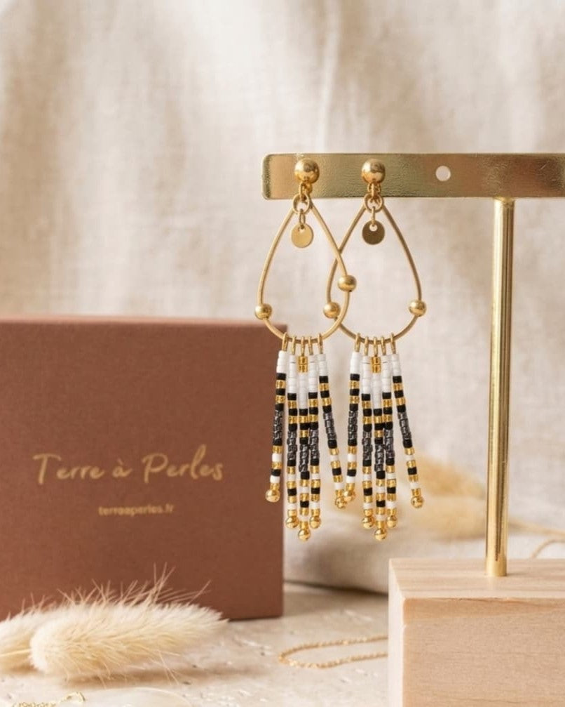 Boucles d'oreilles à franges perles de verre noir, blanc et doré, acier inoxydable doré - Terre à Perles