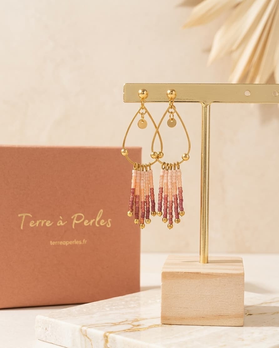 Boucles d'oreilles à franges perles de verre dégradé rose poudré et bordeaux, acier inoxydable doré - Terre à Perles