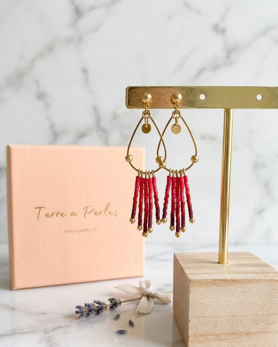 Boucles d'oreilles à franges perles de verre dégradé rouge et bordeaux, acier inoxydable doré - Terre à Perles
