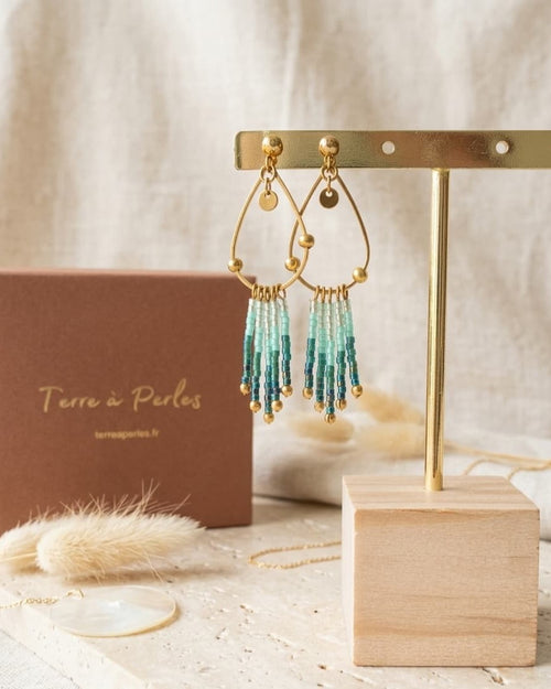 Boucles d'oreilles à franges perles de verre dégradé turquoise et vert, acier inoxydable doré - Terre à Perles