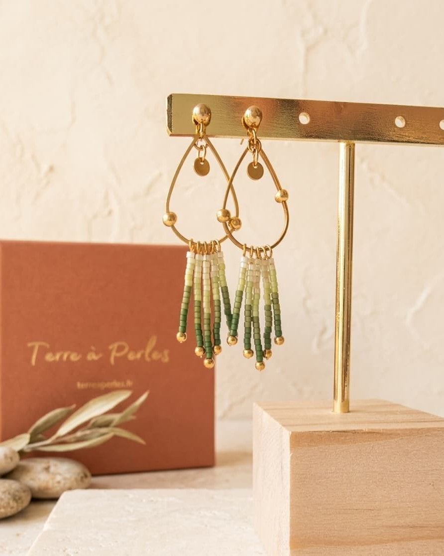 Boucles d'oreilles à franges perles de verre dégradé vert kaki, acier inoxydable doré - Terre à Perles