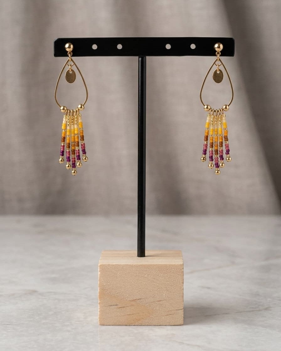 Boucles d'oreilles à franges Sunshine, perles moutarde, prune et ivoire, finition acier inoxydable doré - Terre à Perles.
