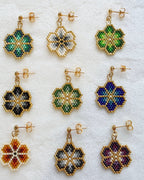 Collection de boucles d'oreilles Petite Fleur en perles de verre coloris variés, puce acier inoxydable doré - Terre à Perles