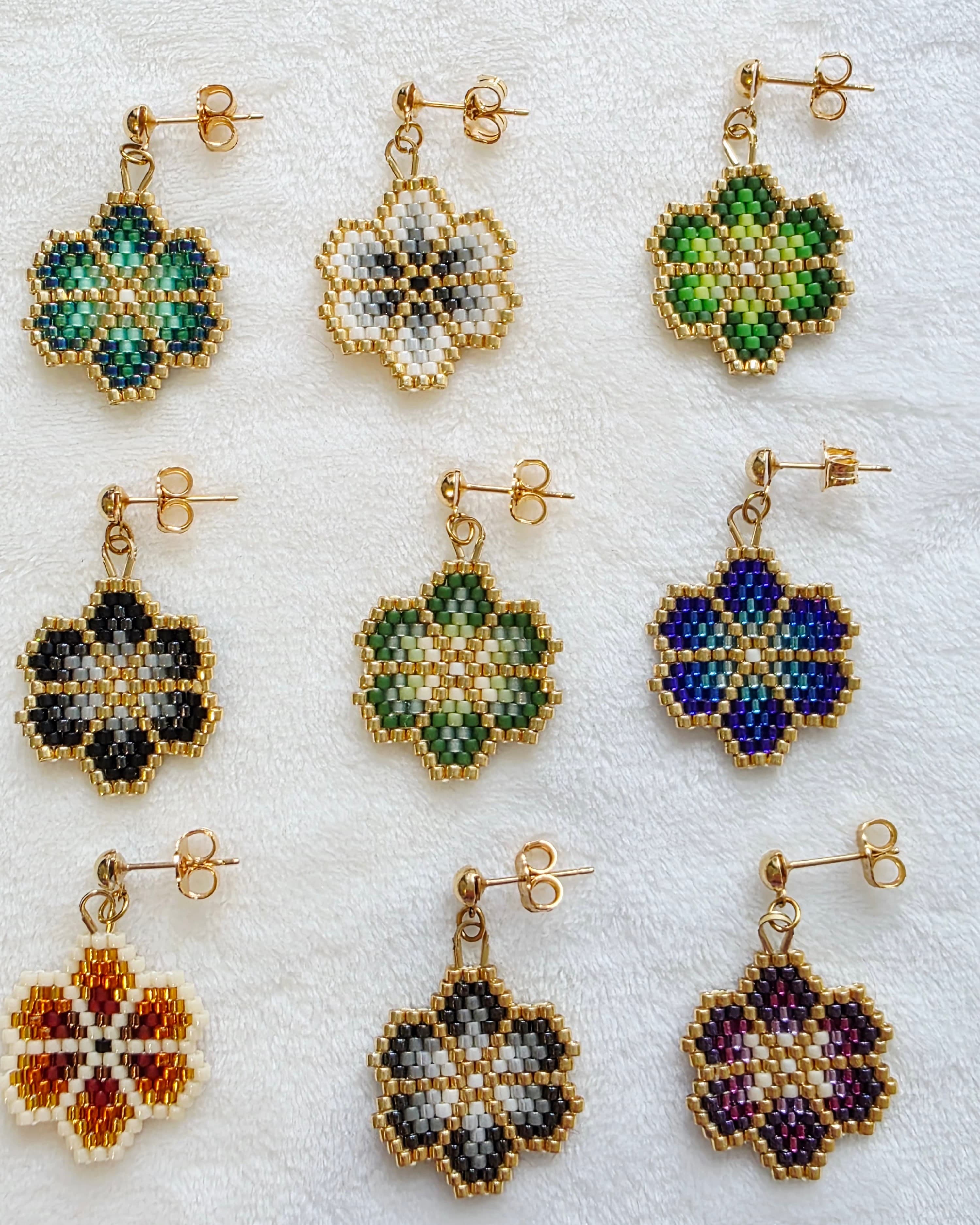 Collection de boucles d'oreilles Petite Fleur en perles de verre coloris variés, puce acier inoxydable doré - Terre à Perles