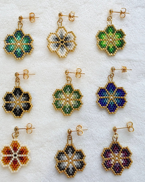 Collection de boucles d'oreilles Petite Fleur en perles de verre coloris variés, puce acier inoxydable doré - Terre à Perles