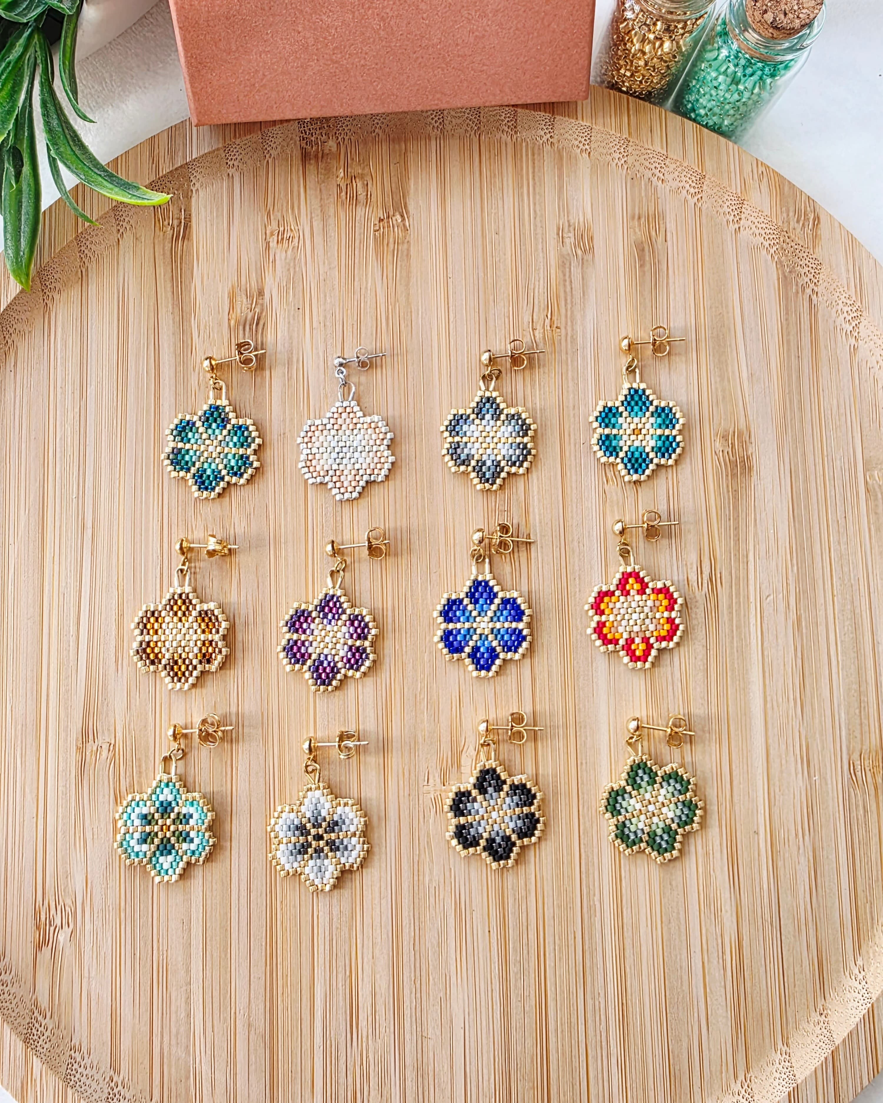 Collection de boucles d'oreilles Petite Fleur en perles de verre coloris variés, puce acier inoxydable doré - Terre à Perles