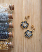 Boucles d'oreilles Petite Fleur perles de verre blanc, argenté et doré, fabrication artisanale, acier inoxydable doré - Terre à Perles