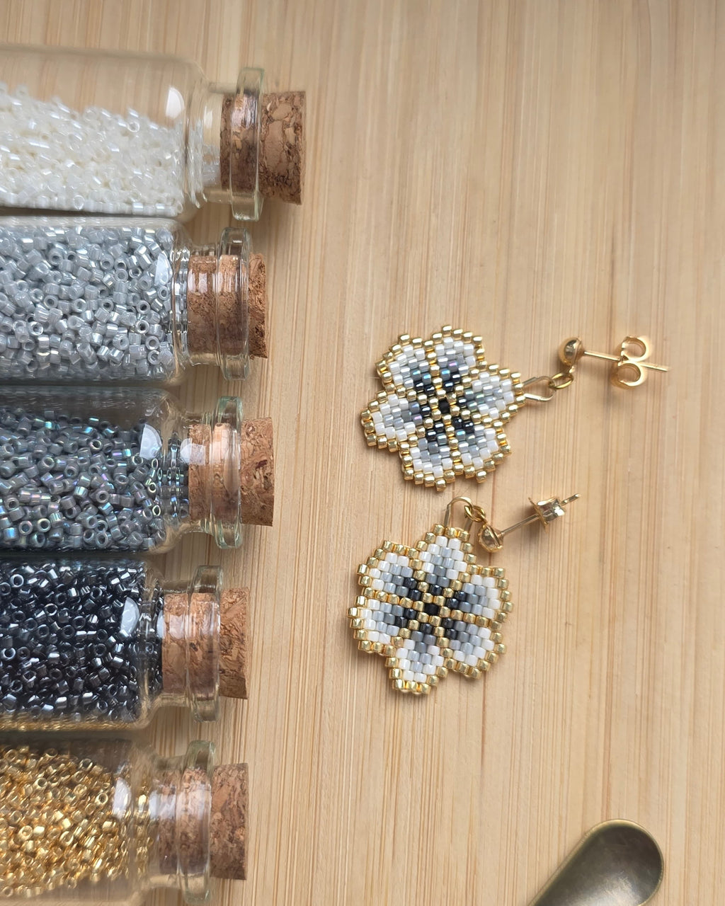 Boucles d'oreilles Petite Fleur perles de verre blanc, gris et noir, fabrication artisanale, acier inoxydable doré - Terre à Perles
