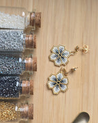 Boucles d'oreilles Petite Fleur perles de verre blanc, gris et noir, fabrication artisanale, acier inoxydable doré - Terre à Perles