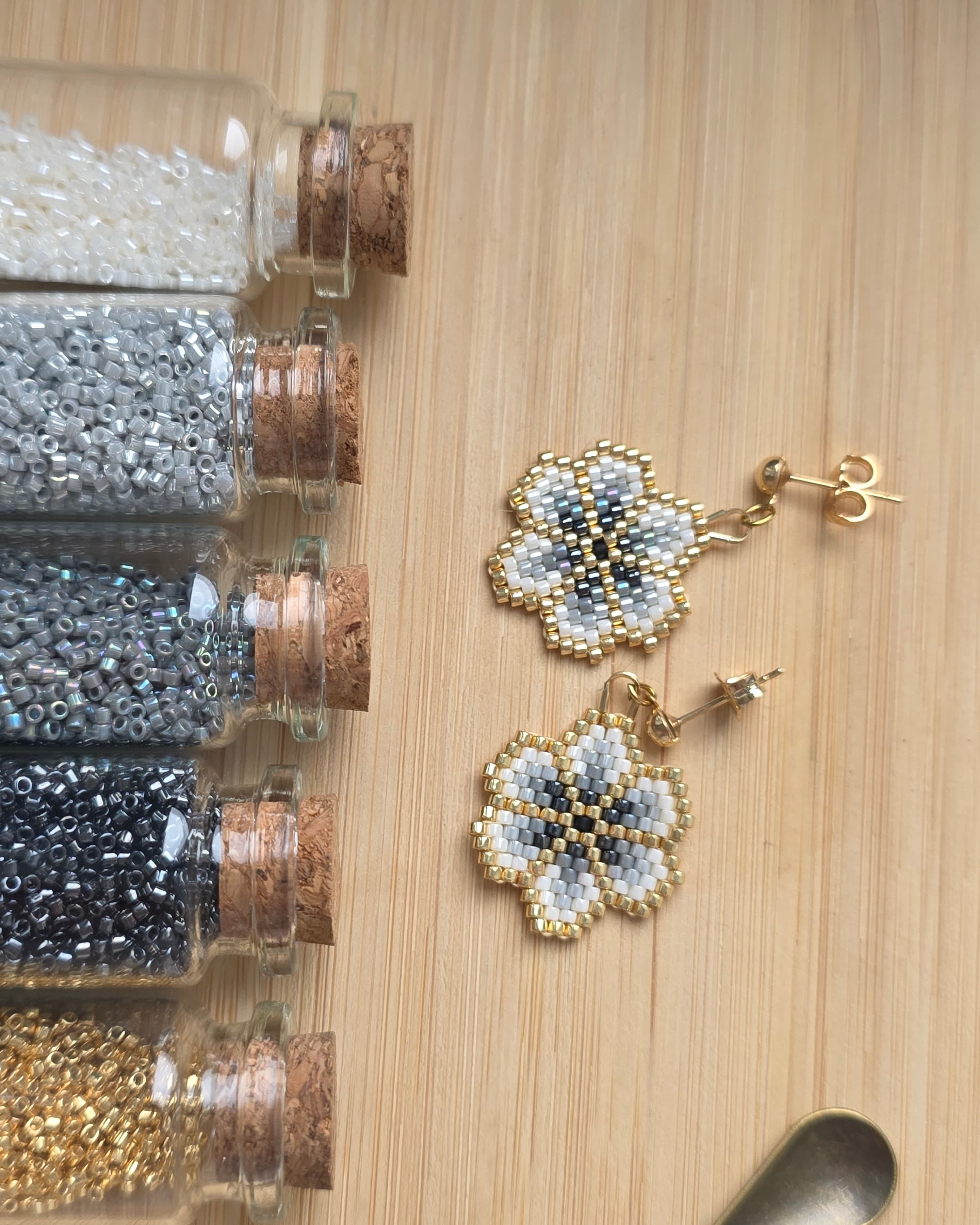 Boucles d'oreilles Petite Fleur perles de verre blanc, gris et noir, fabrication artisanale, acier inoxydable doré - Terre à Perles