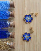 Boucles d'oreilles Petite Fleur perles de verre dégradé bleu, fabrication artisanale, acier inoxydable doré - Terre à Perles