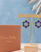 Boucles d'oreilles Petite Fleur perles de verre bleu nuit et bleu clair, puce acier inoxydable doré - Terre à Perles