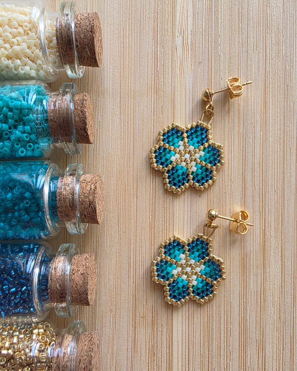 Boucles d'oreilles Petite Fleur perles de verre bleu et turquoise, fabrication artisanale, acier inoxydable doré - Terre à Perles