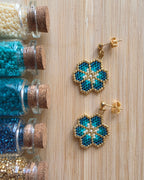 Boucles d'oreilles Petite Fleur perles de verre bleu et turquoise, fabrication artisanale, acier inoxydable doré - Terre à Perles