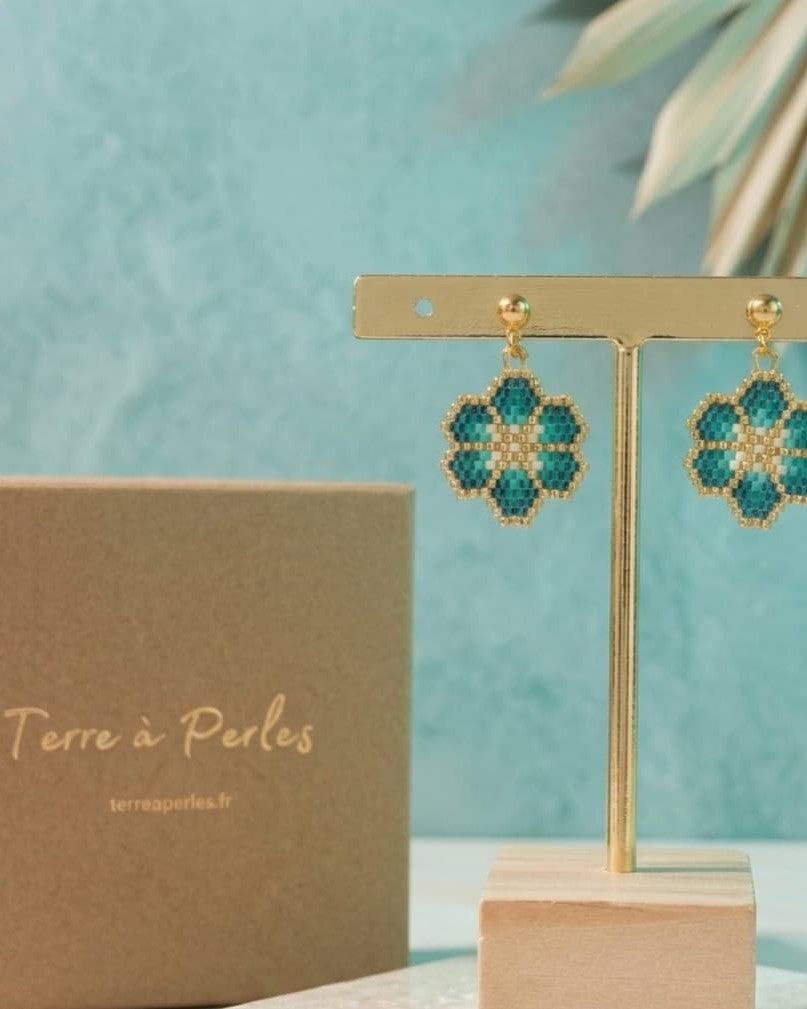Boucles d'oreilles Petite Fleur perles de verre bleu et turquoise, puce acier inoxydable doré - Terre à Perles