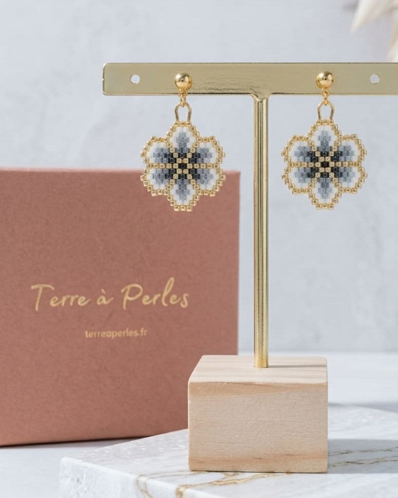 Boucles d'oreilles Petite Fleur perles de verre gris, blanc et noir, puce acier inoxydable doré - Terre à Perles